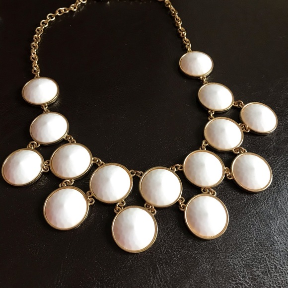 Francesca’s statement necklace | white and gold - Picture 2 of 3